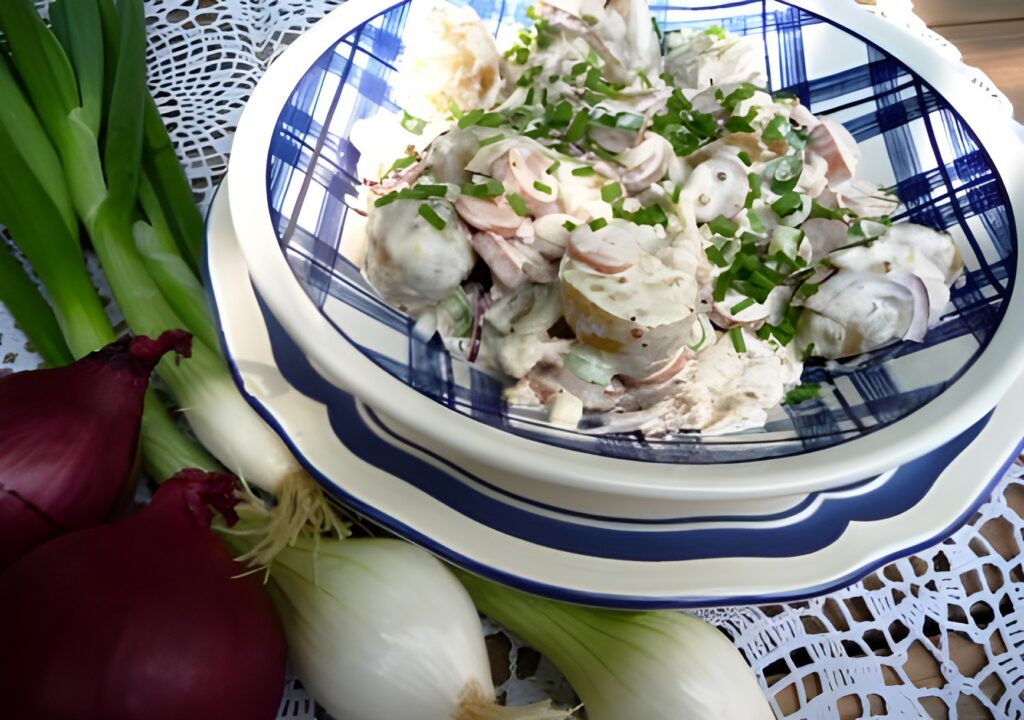 Aardappelsalade met katenspek en knakworstjes