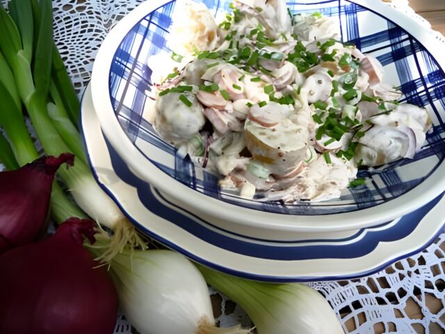 Aardappelsalade met katenspek en knakworstjes