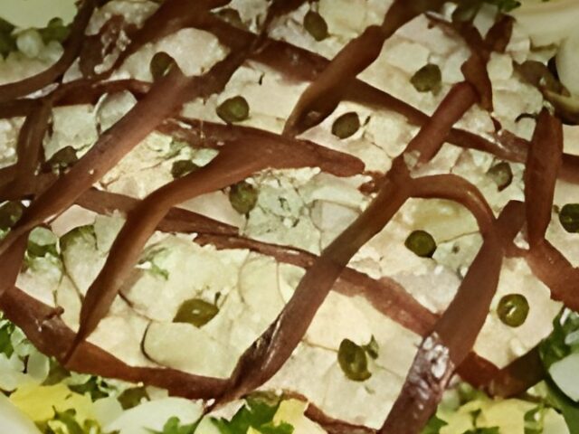 Aardappelsalade met zure room en ansjovis.