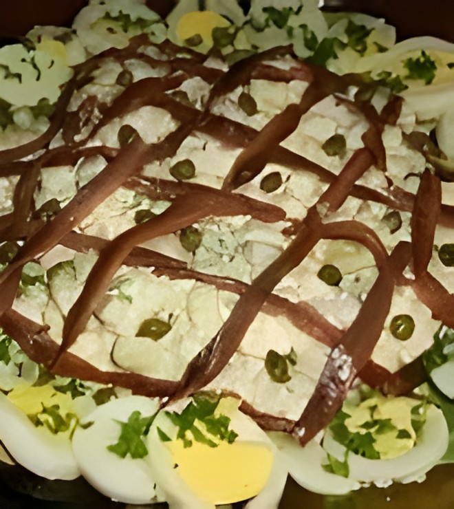 Aardappelsalade met zure room en ansjovis.