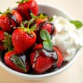 Aardbeien met balsamicoazijn en basilicum