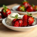 Aardbeien met een saus van balsamicoazijn en groen