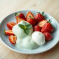 Aardbeien met kruisbessenschuim