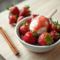 Aardbeien met rabarberjus en honingroomijs