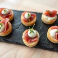Amuse met toastjes met geroosterd rundvlees en mierikwortels