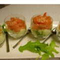 Amuse van gerookte zalm en avocadomousse.