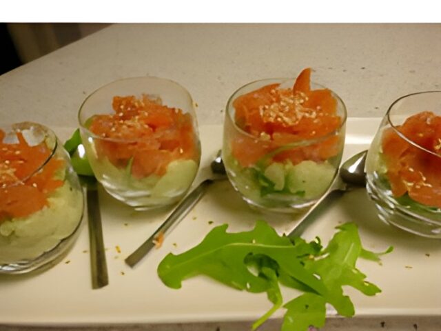 Amuse van gerookte zalm en avocadomousse.