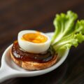 Amuse van kwarteleitje met uienconfiture