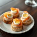 Amuse van zalmfilet en kwarteleitje