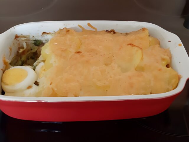Pittig gekruide andijvie met bacon, ei en aardappelschijfjes