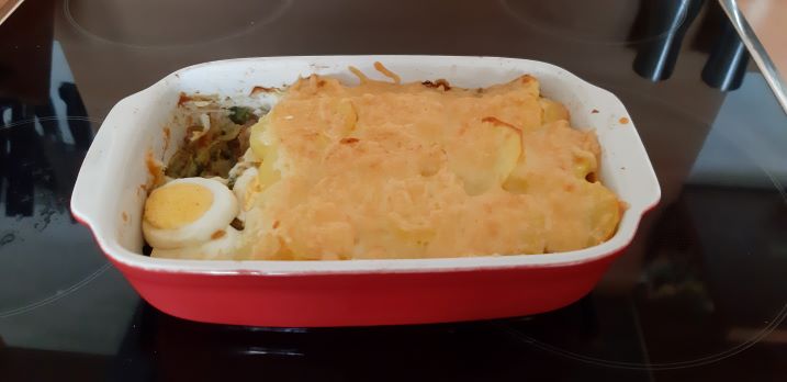 Pittig gekruide andijvie met bacon, ei en aardappelschijfjes