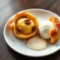 Appel in bladerdeeg en sabayon van calvados en kaneelijs