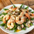 Artisjoksalade met grote garnalen