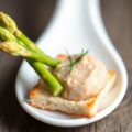 Asperge-amuse met een mousse van ganzenlever