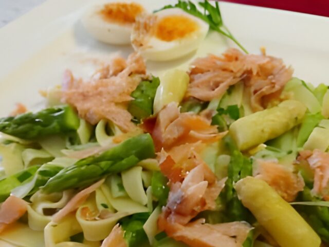 Asperge-tagliatelle met kruidensaus, warm gerookte zalm en ei.
