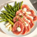 Aspergecarpaccio met tuinkers en mieriksworteldres