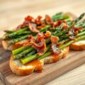 Asperges en Pancetta met Vinaigrette op Brioches