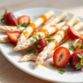 Asperges met aardbeien
