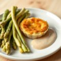 Asperges met een truffelaardappeltaartje en zalmsa