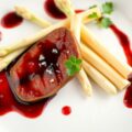 Asperges met ganzenlever en rode portsaus
