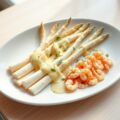 Asperges met Hollandse garnalen en dragonsaus