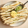 Asperges met kruidensaus