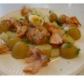 Asperges met warmgerookte zalm, krieltjes, peterselieboter en eitje.