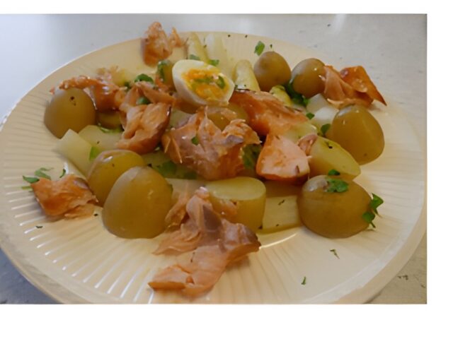 Asperges met warmgerookte zalm, krieltjes, peterselieboter en eitje.