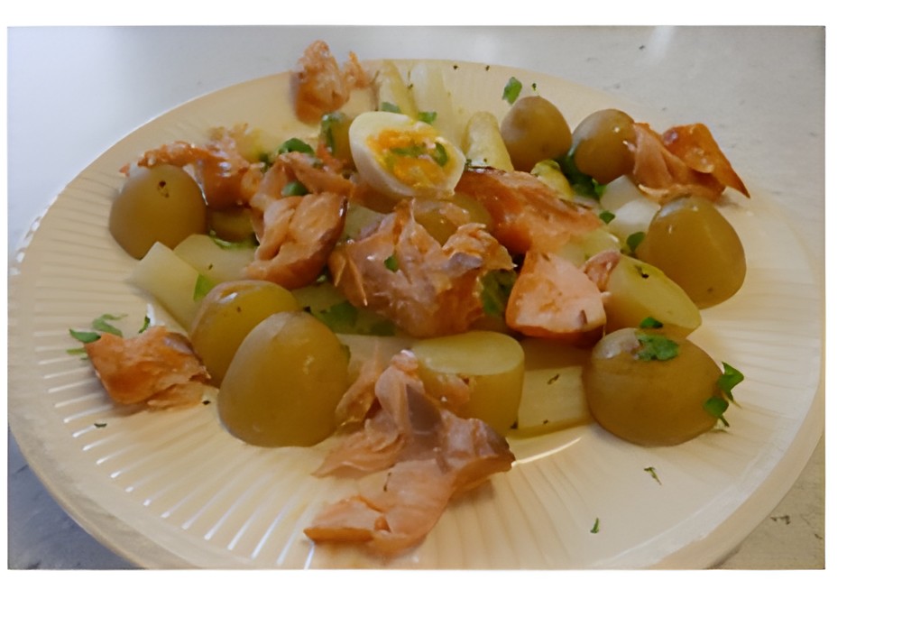 Asperges met warmgerookte zalm, krieltjes, peterselieboter en eitje.