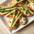 Asperges op crostini met ricotta en doperwten