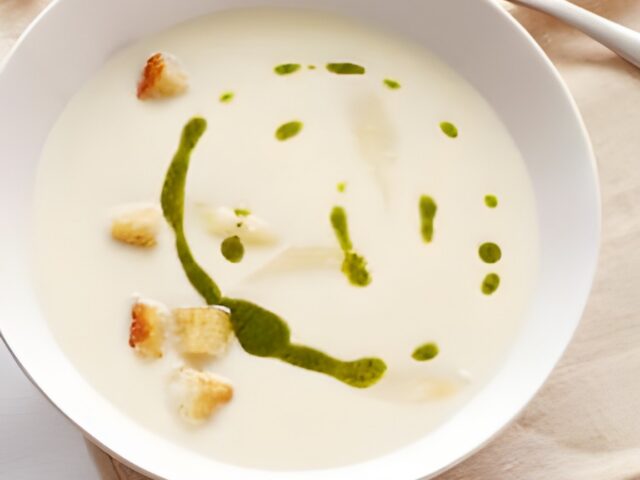 Aspergesoep met basilicumolie zonder room