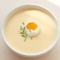Aspergesoep met een gepocheerd eitje