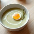 Aspergesroomsoep van groene asperges met kwartelei
