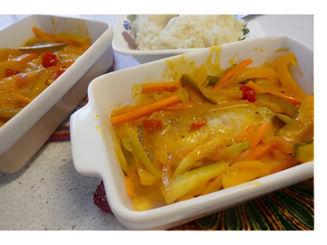 Atjar Ikan Kuning ( Indische kabeljauw in zoetzuur) .