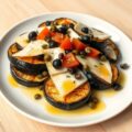 Auberginesalade met provolone en een saus van gedr