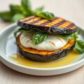 Auberginesandwich gevuld met mozzarella en basilic