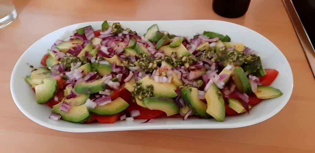 Avocado-tomatensalade met pesto en rode ui