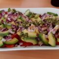 Avocado-tomatensalade met pesto en rode ui