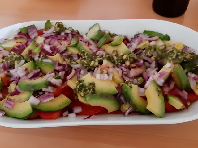 Avocado-tomatensalade met pesto en rode ui
