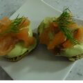 Avocadocrème met gerookte zalm en dille.