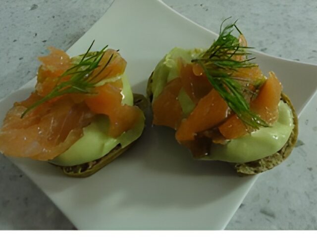 Avocadocrème met gerookte zalm en dille.