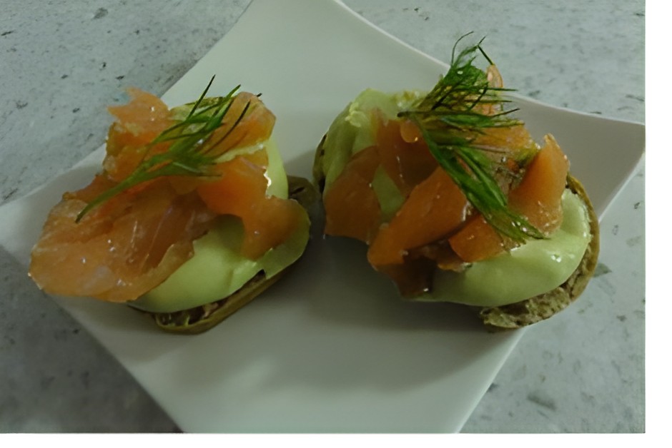 Avocadocrème met gerookte zalm en dille.