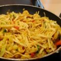 Bami met kalkoen, spitskool en curry madras
