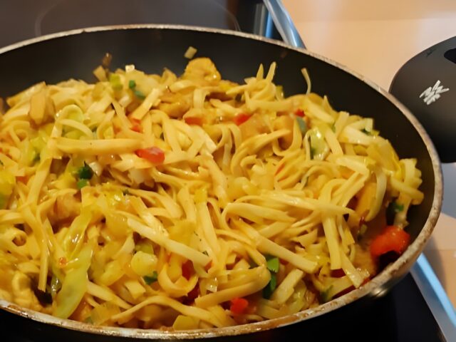 Bami met kalkoen, spitskool en curry madras