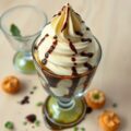 Bananensoftijs met chocolademuntsaus en soesjes