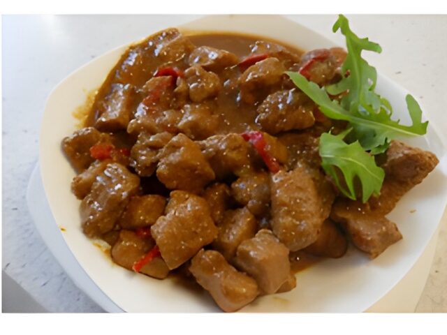 Be Celeng Base Manis ( gestoofde hamlappen in ketjapsaus…..)