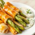 Bladerdeegbroodjes met asperges en kervelsaus
