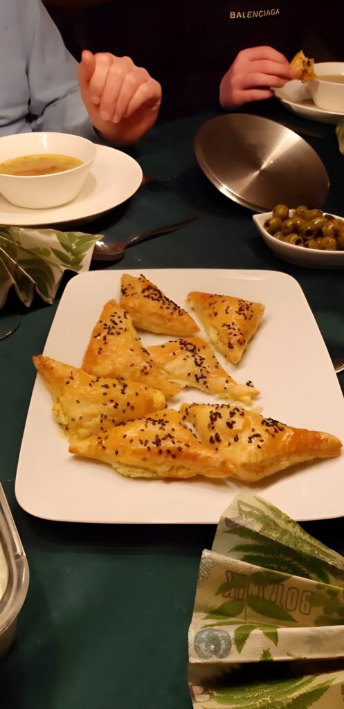 Bladerdeeghapjes gevuld met feta en honing