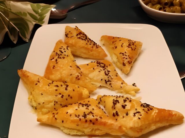 Bladerdeeghapjes gevuld met feta en honing