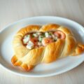 Bladerdeegletter gevuld met pikante witvis en garnalen